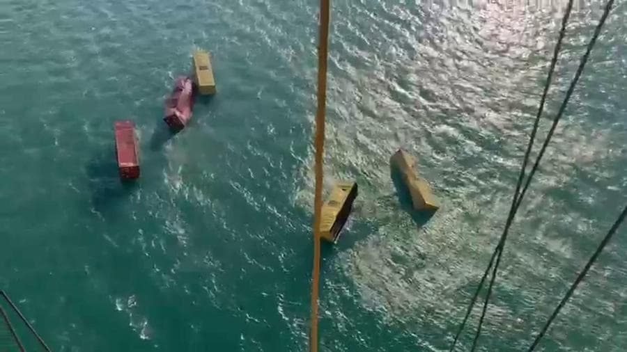 Navigation suspended at the port of Genoa Pra' due to containers falling overboard