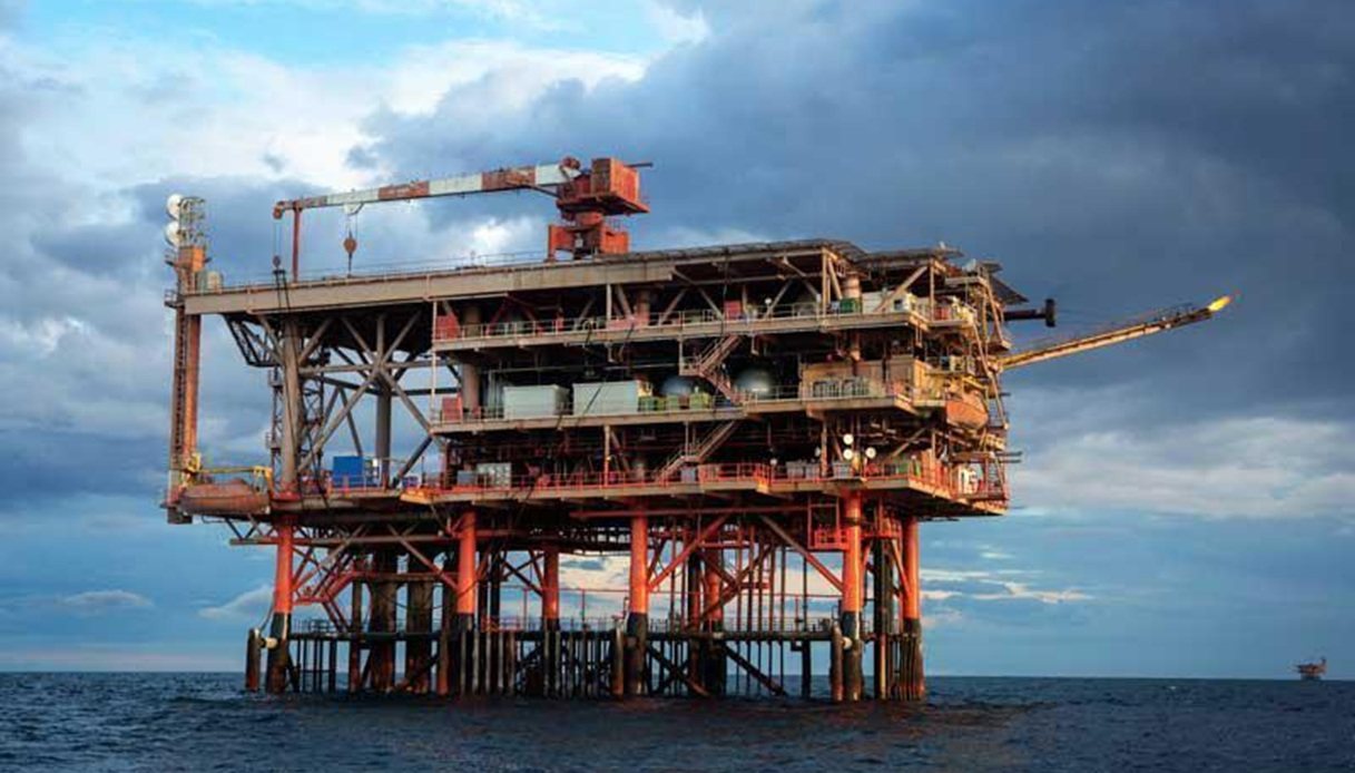 Fire on the Rospomare B oil platform in the Adriatic