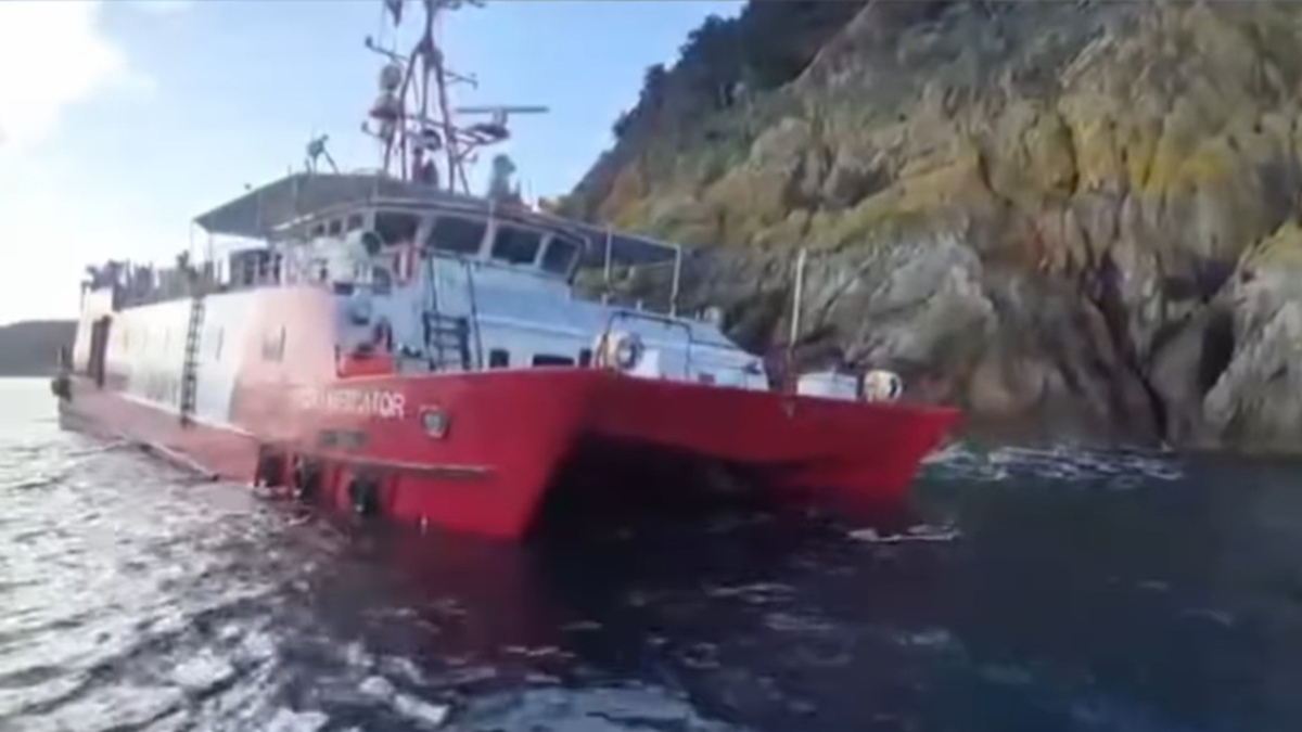 Oceanographic vessel runs aground on Elba Island (VIDEO)