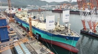MOL installs the first rigid wind sails on an LNG carrier.