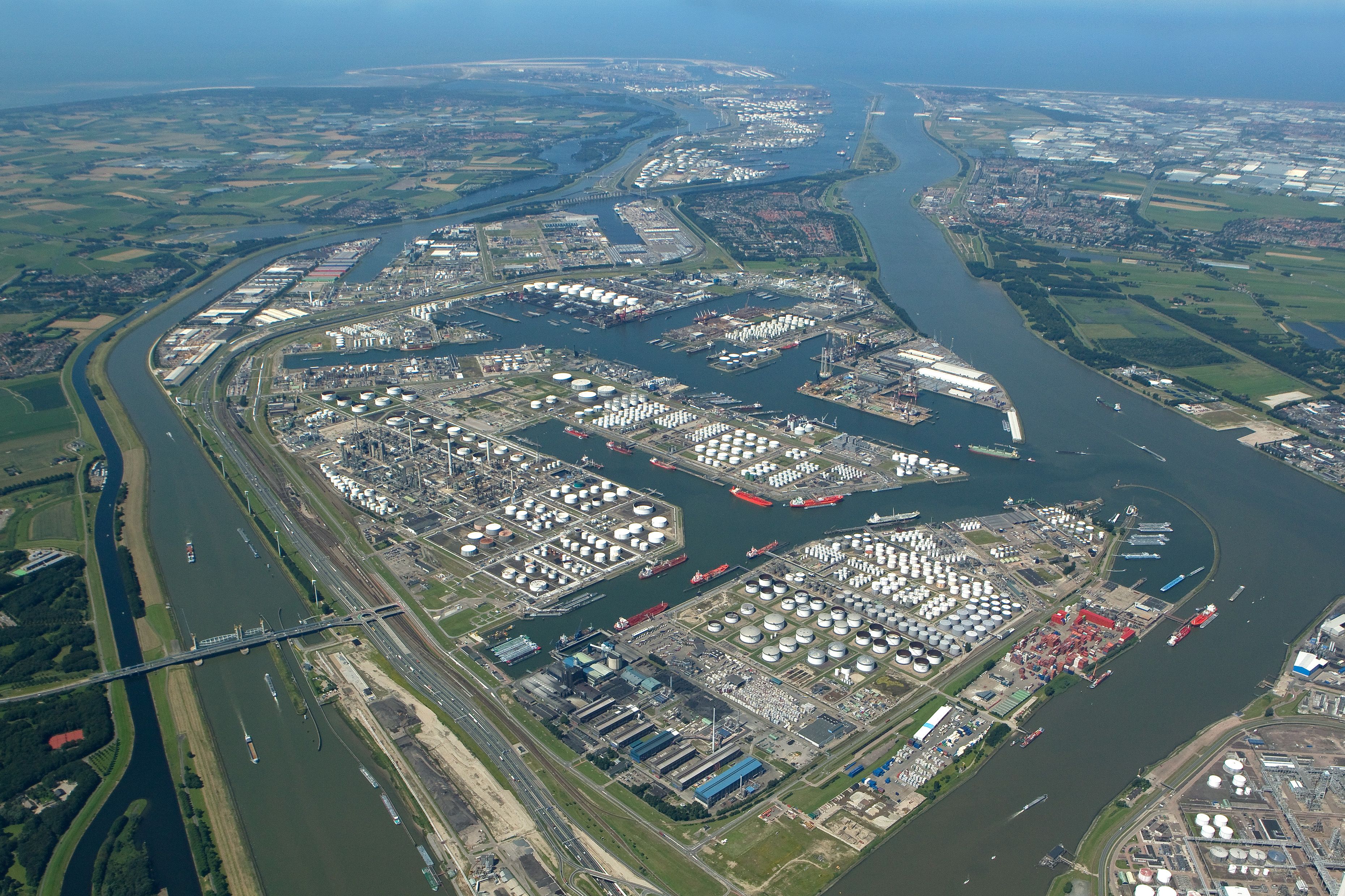 Port of Rotterdam Authority develops new terminal for offshore wind activities