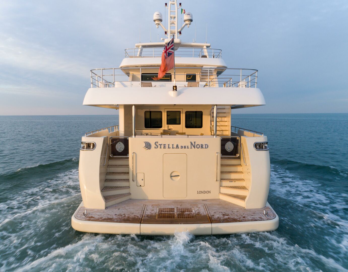 €5,9500  : 26m CdM motor yacht Stella del Nord sold to Italian Famous Singer