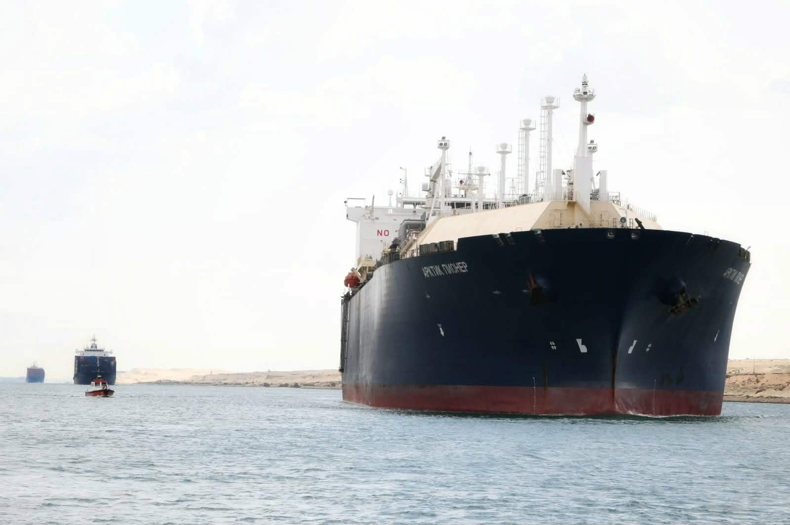 Today, the Suez Canal witnessed the transit of 56 ships, totaling 2.6 million net tons- Photos